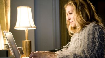 Carrie Bradshaw achter haar laptop.
