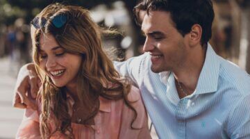 Nick en Noah lachen.