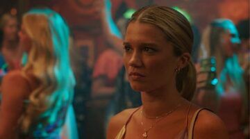 Taylor Jewel kijkt boos.