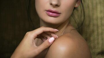 Vrouw met haar hand op haar schouder.