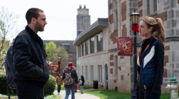 Twee mensen staan tegenover elkaar en hebben een discussie.