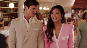 Nicolas en Mindy naast elkaar hand in hand.