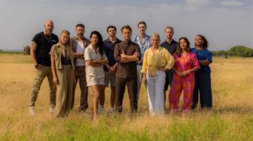 Alle kandidaten van Wie is de Mol? seizoen zes op een ritje in Tanzania.