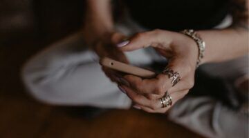 Vrouwenhand met telefoon er in.