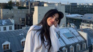 Anna Nooshin in een trui kijkend naar de camera.