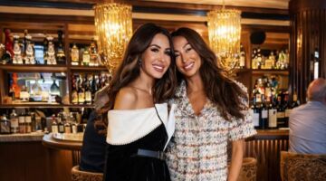 Maria Tailor en Tamar Elbaz in een café.