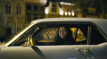 Raven van Dorst in Nachtdieren USA in een auto.