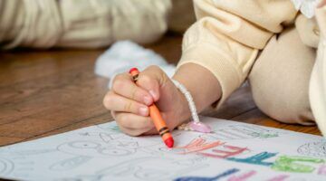 Meisje is aan het tekenen.