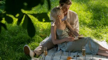 Eco-dating: een stel op een grasveld.