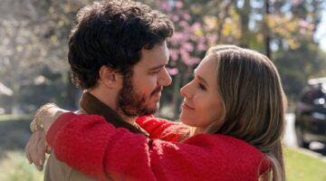 Twee mensen kijken elkaar intiem aan.