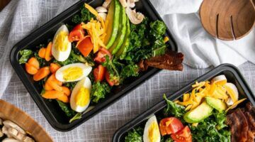 Een mealprep in een bakjes op het aanrecht.