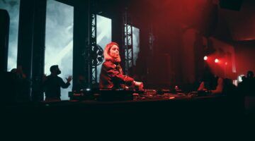 Vrouwelijke DJ op een festival.