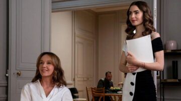 Sylvie en Emily naast elkaar op kantoor in Emily in Paris