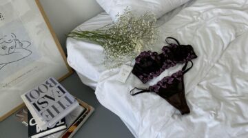 Lingerie op bed
