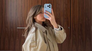 Vrouw die een selfie in de spiegel maakt.