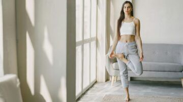 Vrouw op één been.