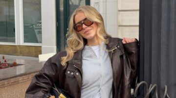 Vrouw met blond haar lacht naar de camera.