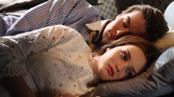 Man en vrouw liggen in bed.
