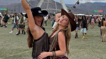 Twee meiden op een festival.