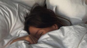 Vrouw tussen de lakens.