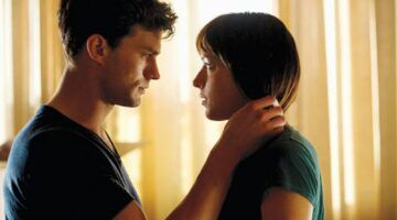 Christian Grey en Anastasia Steele kijken elkaar in de ogen aan.