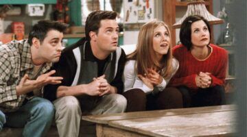 Personages van Friends samen op de bank.