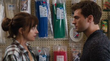 Anastasia Steele en Christian Grey kijken elkaar aan in een bouwmarkt.