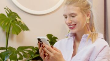 Vrouw op telefoon.