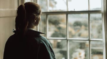 Vrouw starend uit raam