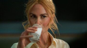 Nicole Kidman drinkt een glas melk.