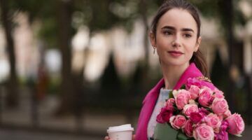 Emily met koffie en rozen.