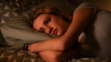 Lucy ligt wakker in bed.