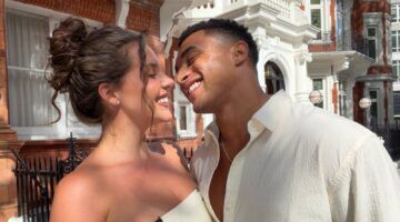 Man en vrouw lachen naar elkaar.