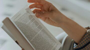 Vrouw leest een boek.