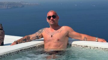 Wesley Sneijder in een zwembad.