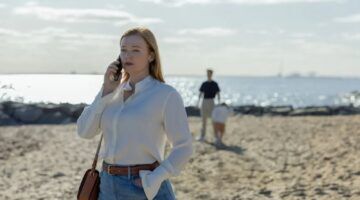 Bellende vrouw op het strand.