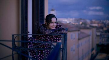 Emily op een balkon.
