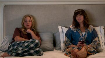 Twee vrouwen bedenkend op bed.