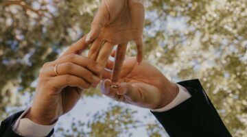 Man doet een ring om de vinger bij een vrouw.