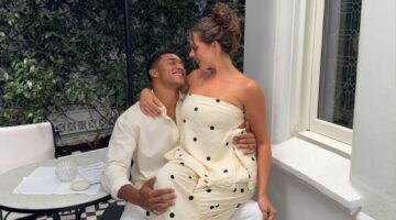 Man en vrouw kijken verliefd naar elkaar.