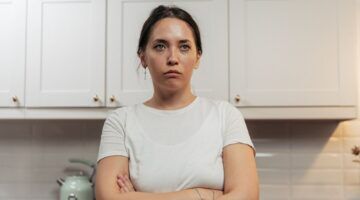 Vrouw kijkt geirriteerd.