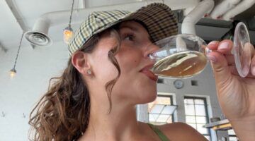 Vrouw drinkt een glas wijn.