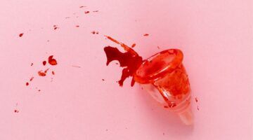 Menstruatiecup met bloed.