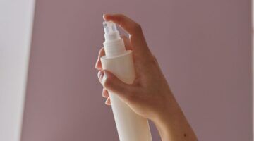 Flesje in een hand.