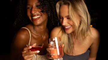 Twee vrouwen genieten van een cocktail bij CIMA.