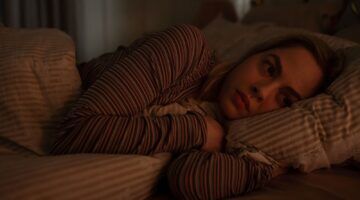Voruw ligt wakker in bed.