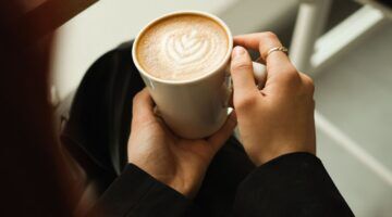 Vrouw met een kop koffie in haar hand.