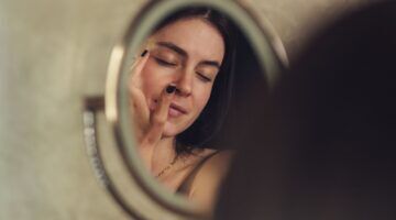 Vrouw doet make-up