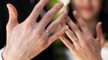 Man en vrouw met ringen op de vinger.
