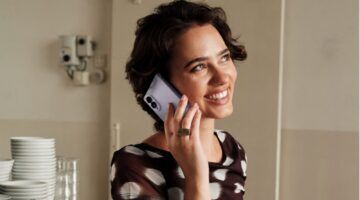 Vrouw met Samsung smartphone.